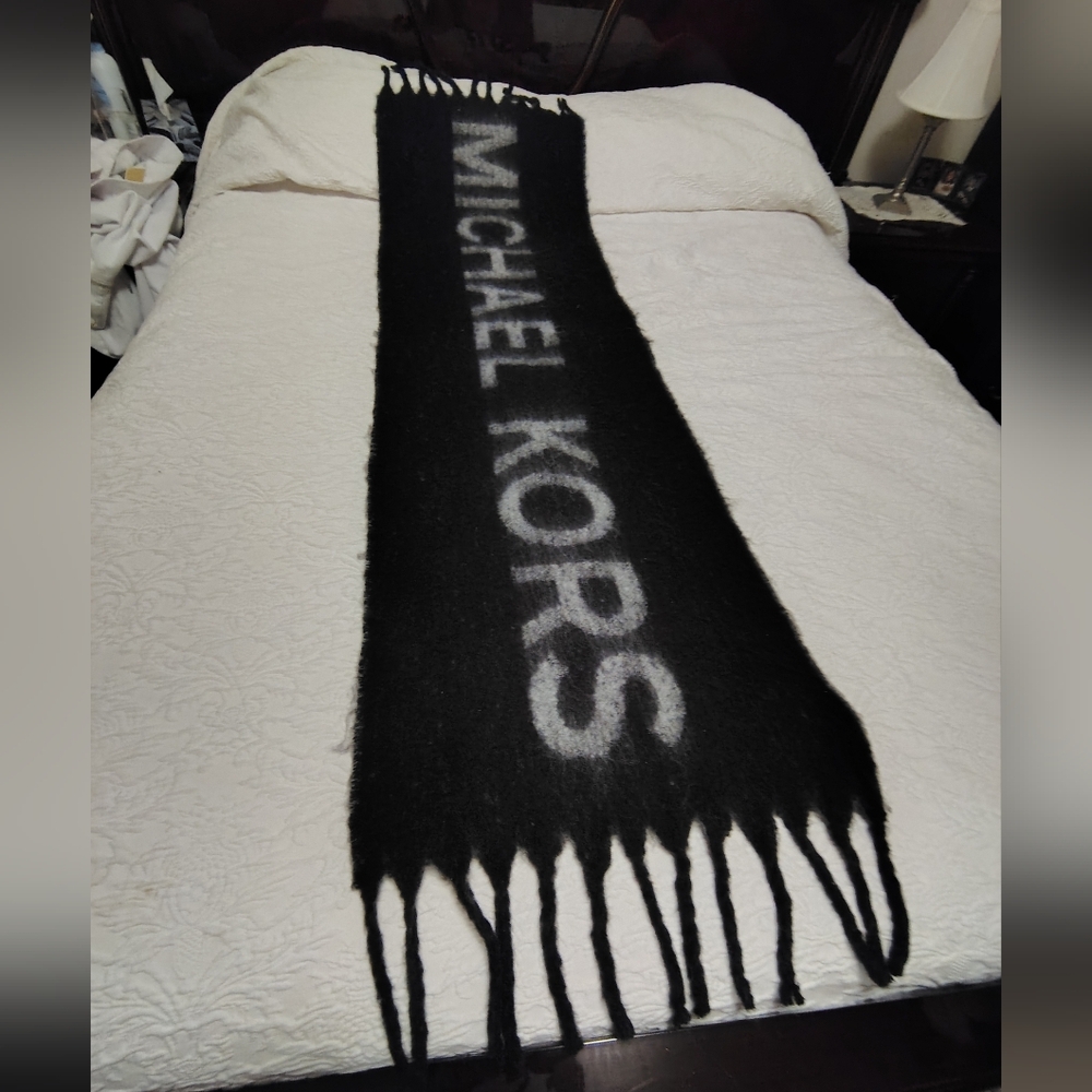 NWOT Michael Kors Black and White Scarf